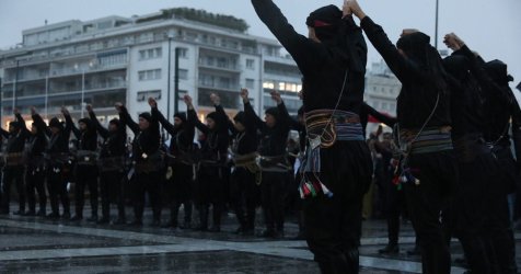 Ο χορός των Ποντίων υπό σφοδρή βροχή στο Σύνταγμα – Δείτε βίντεο