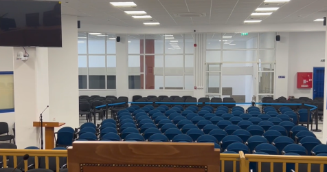 Μετά τις αντιδράσεις, αλλάζει η αίθουσα της δίκης για τα Τέμπη – Πόσο μεγάλωσε
