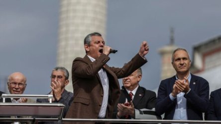 Τουρκία: Συνελήφθησαν 13 μέλη του CHP – “Δεν αφήσαμε ποτέ κανέναν πίσω”, λέει ο Οζγκιούρ Οζέλ