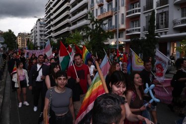 «No pride in war»: Υπό βροχή στη Θεσσαλονίκη η παρέλαση υπερηφάνειας και διαφορετικότητας