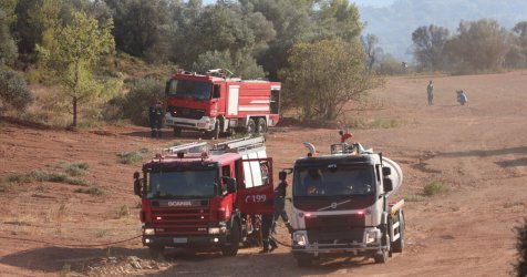 Φωτιά στα Καλύβια Θορικού – Σηκώθηκε και ελικόπτερο