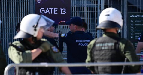 Ένταση στο T-Center μεταξύ αστυνομικών και οπαδών που ήθελαν να μπουν χωρίς εισιτήρια