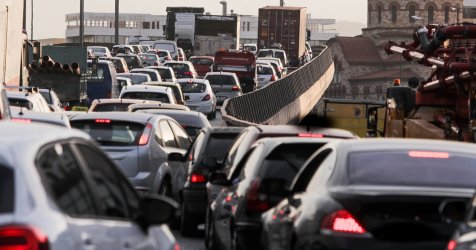 Ουρά χιλιομέτρων στον Κηφισό – Μπάζα από φορτηγό στον δρόμο