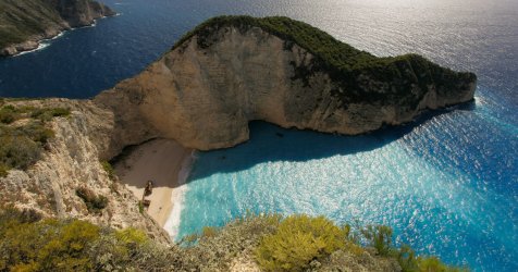 Θρίλερ στο Ναυάγιο: Αμερικανός εγκλωβίστηκε σε γκρεμό – Βίντεο από την επιχείρηση διάσωσης