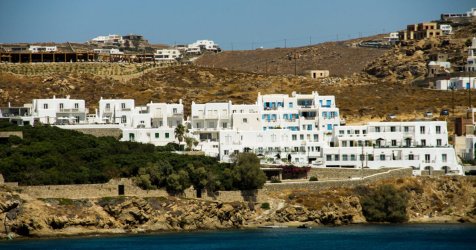 «Σαφάρι» της ΑΑΔΕ του Αγίου Πνεύματος στα νησιά: Έλεγχοι με AI σε εστίαση, beach bars και Airbnb