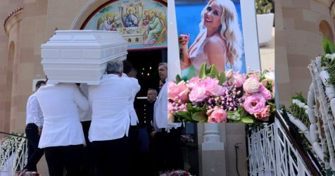 Κηδεία Γωγώς Μαστροκώστα: Συντετριμένος ο Τραϊανός Δέλλας και η μητέρα της – Στις 12 η εξόδιος ακολουθία