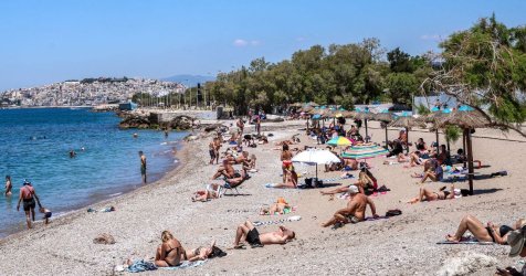 Μίνι καλοκαίρι σε όλη τη χώρα: Γέμισαν οι παραλίες – Τι καιρό θα κάνει μετά το τριήμερο του Αγίου Πνεύματος
