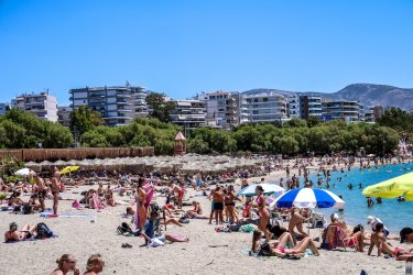 Καιρός για… μακροβούτια: Καλοκαίρι για τα καλά με 34άρια και θάλασσες «λάδι»