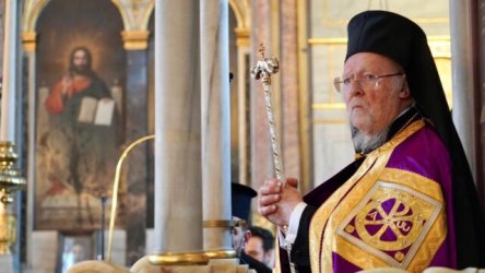 Οικουμενικός Πατριάρχης Βαρθολομαίος: Τα μηνύματα ενότητας στον εορτασμό του Αγίου Πνεύματος στον ιερό ναό της Αγίας Τριάδος Σταυροδρομίου (Εικόνες)
