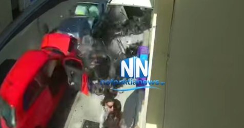 Σοκαριστικό βίντεο από τη Ναύπακτο: Άρπαξε το παιδί στην αγκαλιά της δευτερόλεπτα πριν το τροχαίο