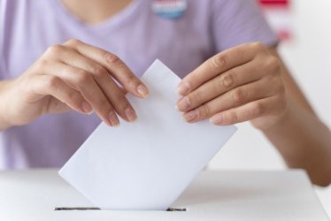 Ανατροπές από τα κόμματα Τσίπρα και Καρυστιανού-Τι δείχνουν οι δημοσκοπήσεις