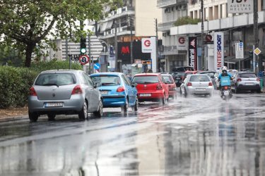 Ώρα κακοκαιρίας για την Αττική: Βροχές και καταιγίδες τις επόμενες ώρες, αλλά με ζέστη – Live χάρτης