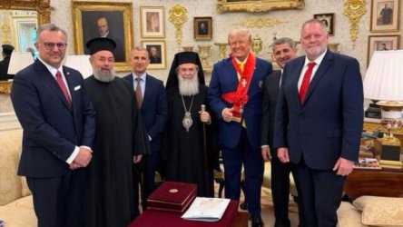 Στον Λευκό Οίκο ο Πατριάρχης Ιεροσολύμων Θεόφιλος Γ’:  Η 40λεπτη συνάντηση με τον Τραμπ και τα θέματα που τέθηκαν στο επίκεντρο – Απένειμε στον πρόεδρο των ΗΠΑ την τιμή του “Μεγάλου Σταυροφόρου” (Εικόνες)