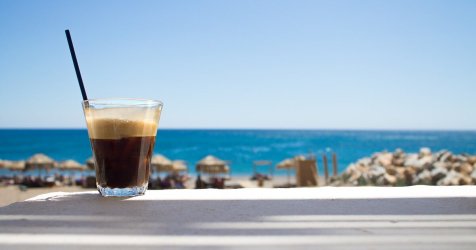 Καφές στο χέρι με 3 ευρώ: Ήρθε για να μείνει και θα μας φαίνεται φθηνός