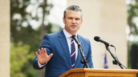 Χέγκσεθ από Νορμανδία: “Ευρωπαϊκές παραλίες δέχονται την έφοδο διαφορετικών, επικίνδυνων, ιδεολογιών”