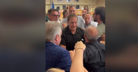 Ηλιούπολη: Σε αγώνα του μποξ μετατράπηκε η συνεδρίαση του Δημοτικού Συμβουλίου – Πιάστηκαν στα χέρια (Βίντεο)