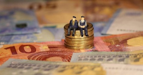 Γιατί τρέχουν όλοι να βγουν στη σύνταξη: Ιστορικό ρεκόρ αιτήσεων συνταξιοδότησης το 2025