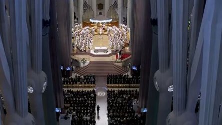 Ιστορική στιγμή στη Βαρκελώνη: Εγκαίνια του πύργου της Σαγράδα Φαμίλια που οραματίστηκε ο Γκαουντί – “Παρών” ο Πάπας και η βασιλική οικογένεια (Βίντεο)