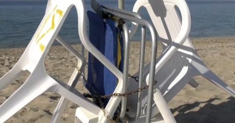 Χαλκιδική: Ένταση στην παραλία – Ο Δήμος «σήκωσε» τις μόνιμες ομπρέλες των παραθεριστών