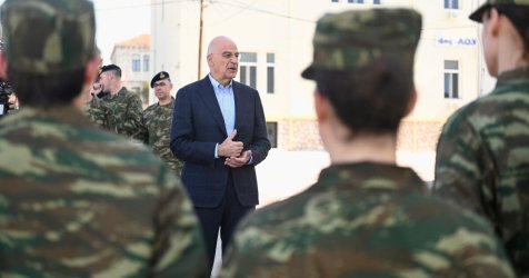 Στο ΚΕΥΠ Λαμίας ο Ν. Δένδιας: Το μήνυμά του στις γυναίκες εθελόντριες του Ελληνικού Στρατού