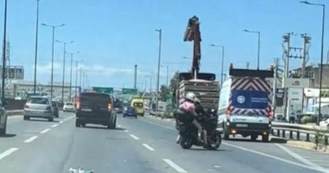 Γερανός γκρέμισε πινακίδα στον Κηφισό – Άγιο είχαν επιβάτες μηχανής (Βίντεο)