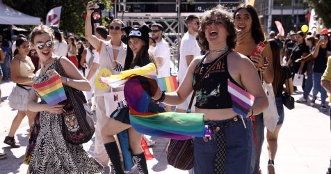Athens Pride 2026: Πλημμύρισε το Σύνταγμα με μηνύματα ισότητας και αποδοχής (εικόνες)