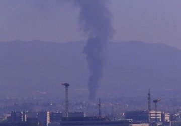 Μεγάλη φωτιά τώρα στο Μενίδι: Καίγεται κατάστημα με ανταλλακτικά αυτοκινήτων