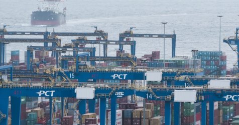 Εργατικό ατύχημα στο Κερατσίνι: Τραυματίστηκε οδηγός κατά τη φόρτωση κοντέινερ