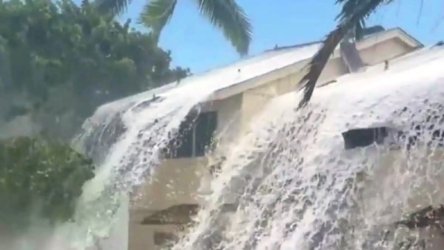 Χαβάη: Γιγάντιο κύμα “χτύπησε” σπίτια και ξήλωσε στέγες – Viral το βίντεο από το πέρασμά του