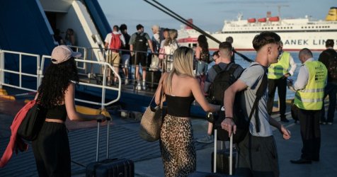 Διακοπές για λίγους: Φωτιά και λάβρα τα ακτοπλοϊκά – Μένουν σπίτι το καλοκαίρι οι Έλληνες