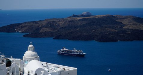 Δεν θα δέσουν τα κρουαζιερόπλοια στη Σαντορίνη τη Δευτέρα – Κανένας… τουρίστας στο νησί