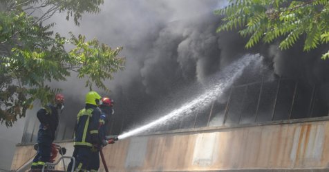 «Συναγερμός στο Αιγάλεω: Κατέρρευσε η οροφή εργοστασίου κατά τη διάρκεια της πυρκαγιάς – Σοκαριστικές εικόνες και βίντεο»