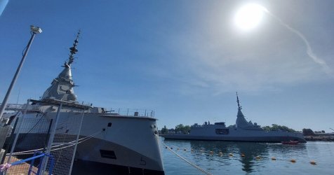 «Η φρεγάτα «Φορμίων» αποπλέει: Εντυπωσιακές εικόνες από τη νέα της αποστολή στη θάλασσα»