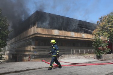 Πέρασαν 16 ώρες και ακόμα καίει η φωτιά στο εργοστάσιο στο Αιγάλεω – Αποπνικτική η ατμόσφαιρα