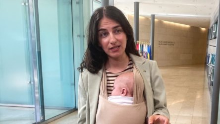 Αυτή είναι η υπουργός που πήγε σε συνεδρίαση με το μωρό της – Το μήνυμα που ήθελε να στείλει (Βίντεο)