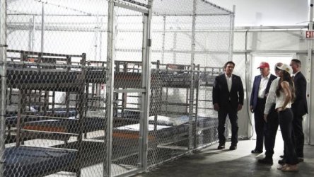 ΗΠΑ: Τέλος στη φυλακή “Αλκατράζ με αλιγάτορες” για μετανάστες στη Φλόριντα