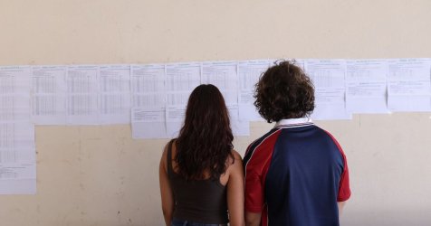 Βάσεις 2026: Σε ποιες σχολές θα «καταρρεύσουν» – Τα μόρια στις περιζήτητες
