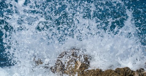 Συναγερμός για φωτιές: Πολύ υψηλός κίνδυνος σε Αττική, Πελοπόννησο και άλλες 5 περιοχές – Μελτέμια έως 9 μποφόρ