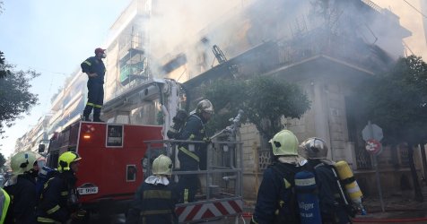 «Καλλιθέα: Η δραματική διάσωση της γιαγιάς από φλεγόμενο σπίτι – Συγκλονιστικές μαρτυρίες και εικόνες»