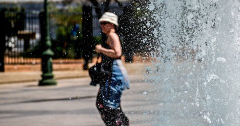 «Σκαρφαλώνει» η θερμοκρασία αλλά επιμένουν οι άνεμοι – Πότε χαλάει ο καιρός με καλοκαιρινές καταιγίδες