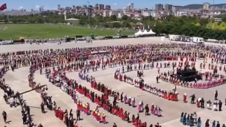 Τουρκία: 5.000 χορευτές έσπασαν το Ρεκόρ Γκίνες – Παρουσίασαν τον ποντιακό χορό ως “τουρκικό” (Βίντεο)