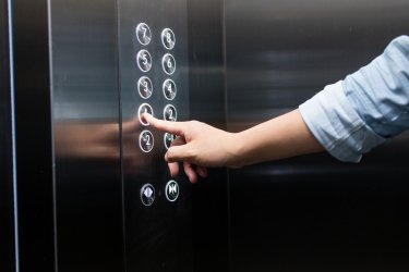Τέλος χρόνου για τα αδήλωτα ασανσέρ: Λήγει η προθεσμία – Βαριά τα πρόστιμα