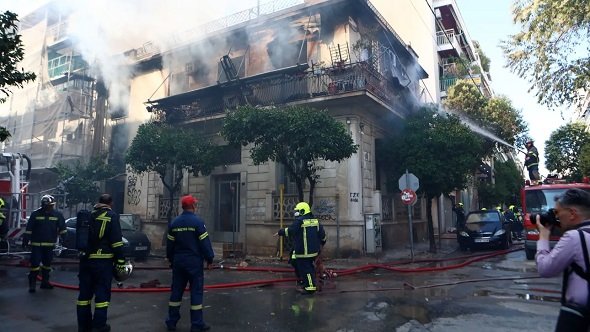 «Φωτιά σε διώροφο κτήριο στην Καλλιθέα: Συναγερμός στις Αρχές»