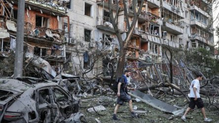Πόλεμος στην Ουκρανία: Μετά από κάθε ρωσικό πλήγμα στο Κίεβο, πολίτες ρισκάρουν τη ζωή τους για να σώσουν εγκλωβισμένους