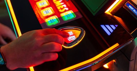 Παράνομες διαφημίσεις τζόγου στο Instagram: Τράπερ, μοντέλο της TV και influencer με 1,7 εκατ. followers