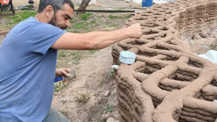 Ο Αργεντινός που κατασκευάζει το πρώτο σπίτι από πηλό με τρισδιάστατη εκτύπωση στη Νότια Αμερική