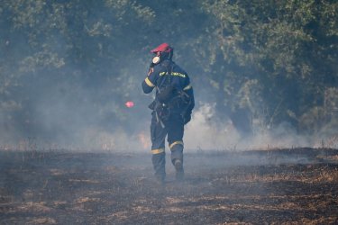 Συναγερμός στην Αττική για φωτιές και επικίνδυνα μελτέμια στο Αιγαίο: Τι καιρό θα κάνει σήμερα – Live χάρτης