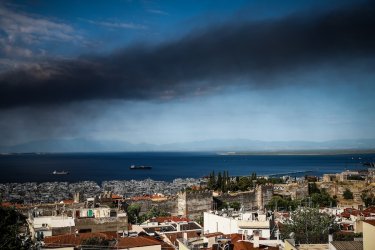 Αποπνικτικό τοξικό νέφος πάνω από τη Θεσσαλονίκη – Σοβαρός κίνδυνος για την υγεία (βίντεο)