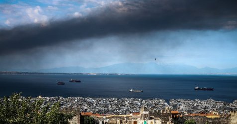 Τοξικό νέφος στη Θεσσαλονίκη: «Ομηρία» μετά τη φωτιά – «Οι ουσίες μένουν στον οργανισμό 16 χρόνια»