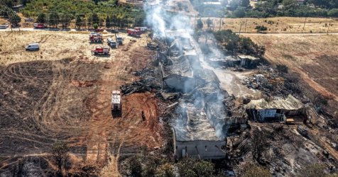 Φωτιά στο Ωραιόκαστρο: Εικόνες καταστροφής – Τα καμένα εργοστάσια καπνίζουν ακόμα